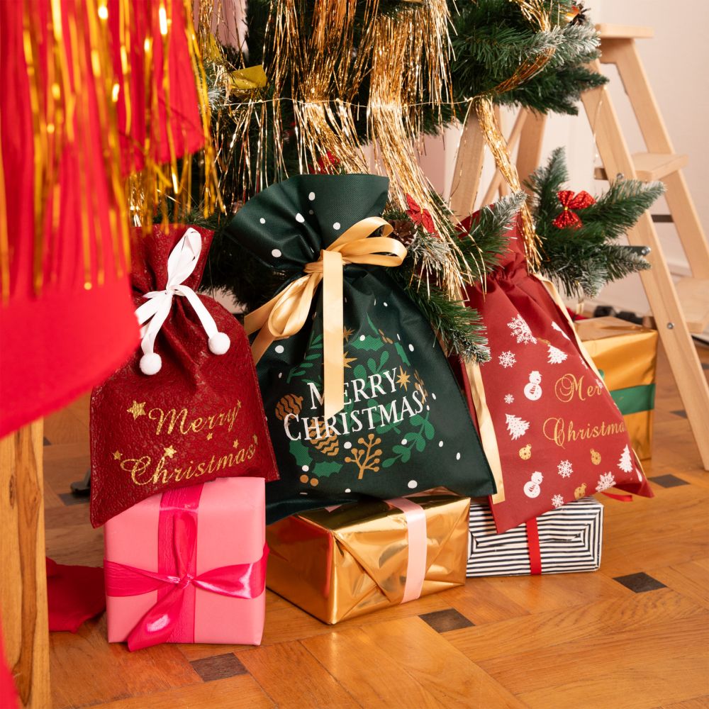 Worek na świąteczne prezenty Merry Christmas - czerwony 23 x 32 cm